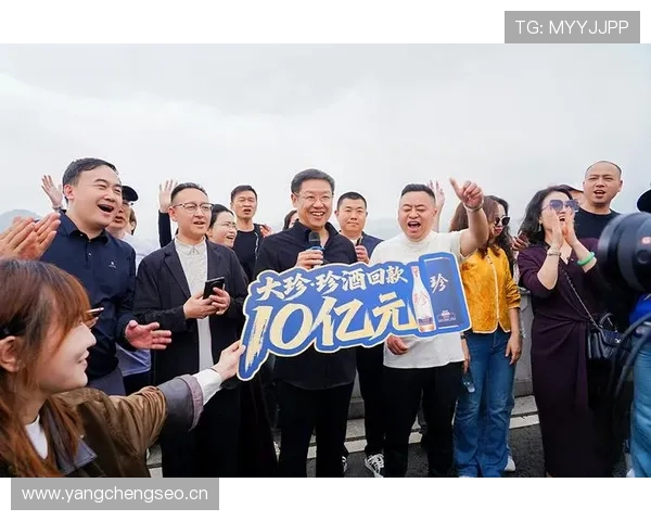 看到吴向东背的那只包，我下意识想把我银行卡删了